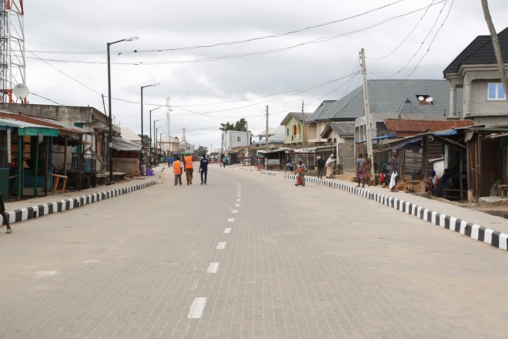 This is the newly constructed road in Olorunfunmi Street, Oworonshoki in Kosofe Local Government. The new road is 454m long and 11m wide. 