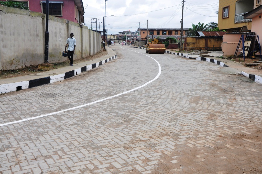 This is the newly constructed and commissioned road in Alhaji Idowu Street, Alimosho Local Government. The new road is 627m long and 7.5m wide. 