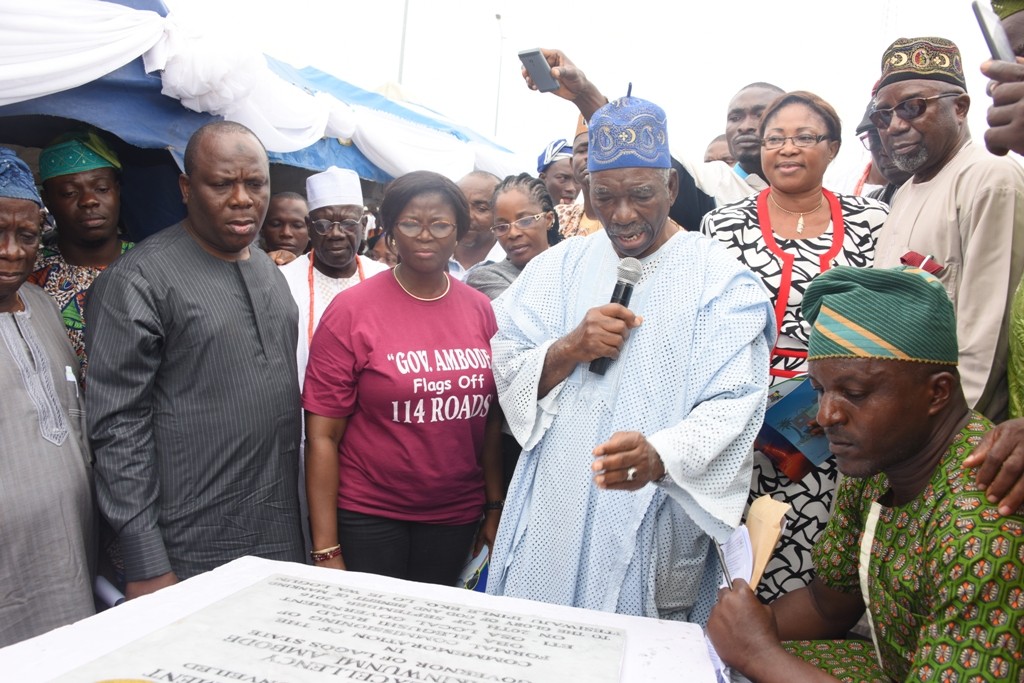 The newly constructed Oba Elegushi road has been commissioned. 