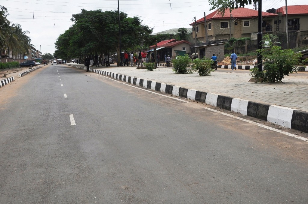 This is the newly constructed 41 Road, Gowon Street, Mosan-Okunola LCDA, it is 225 meters long and 12.8 meters wide.