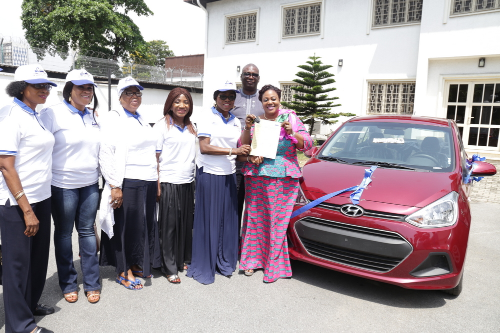 Wife of the Governor of Lagos State and Chairman, Committee of Wives of Lagos State Officials (COWLSO), Mrs. Bolanle Ambode (2nd right), presenting a brand new saloon car to the 3rd runner-up of the 2016 NWC Raffle Draw,  Mrs. Folake Fakolujo (right), at the Government House, Marina, at the weekend. With them are the 2016 COWLSO National Women Conference Planning Committee members.