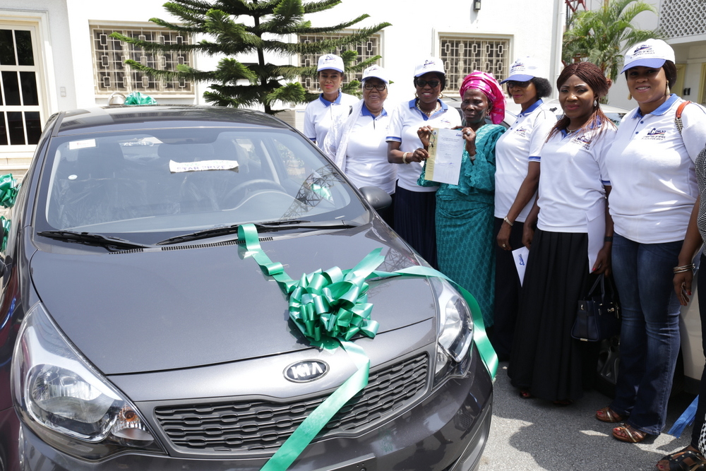 Wife of the Governor of Lagos State and Chairman, Committee of Wives of Lagos State Officials (COWLSO), Mrs. Bolanle Ambode (3rd left), supported by the 2016 COWLSO National Women’s Conference Planning Committee, presenting a brand new saloon car to the 2nd runner-up of the 2016 NWC Raffle Draw, Alhaja Mopelola Ologolo (middle), at the Government House, Marina, at the weekend.