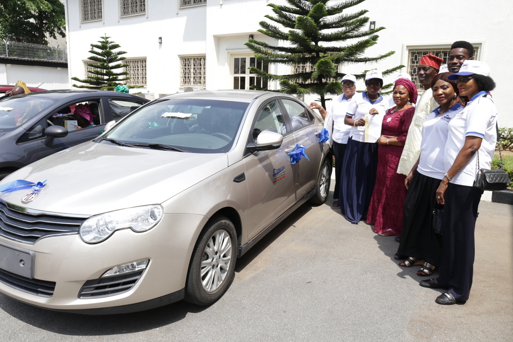 Wife of the Governor of Lagos State and Chairman, Committee of Wives of Lagos State Officials (COWLSO), Mrs. Bolanle Ambode (2nd left), presenting the star prize, a brand new saloon car to the winner of the 2016 NWC Raffle Draw, Mrs. Risikat Adekunle (middle), at the Government House, Marina at the weekend. With them are the 2016 COWLSO National Women’s Conference Planning Committee members.