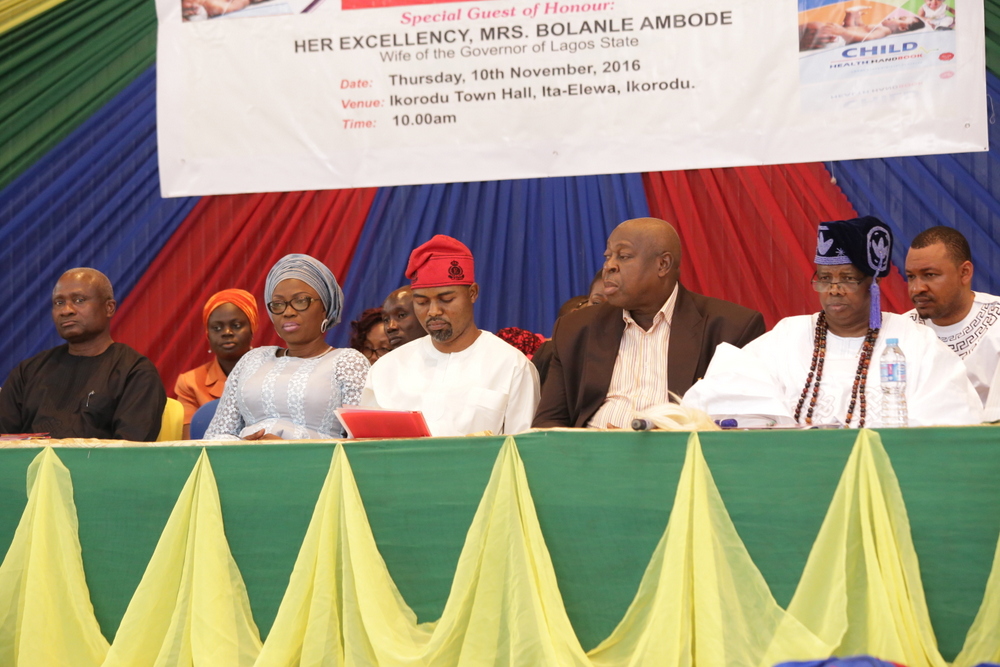 Wife of the Governor of Lagos State, Mrs. Bolanle Ambode (2nd left); HC for Health, Dr. Jide Idris (left); Chairman, House Committee on Health, Hon. Segun Olulade (m); SA on Primary Healthcare, Dr. Olufemi Onanuga (3rd left); and Ayangburen of Ikorodu Kingdom, Oba Kabiru Adewale Shotobi (r), during the Town Hall Meeting on Maternal & Child Mortality Reduction, at Ikorodu, on Thursday, 10th November, 2016.