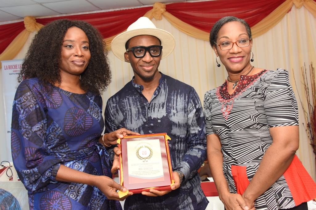  Representative of Special Adviser to the Governor on Lagos Global, Mrs. Tola Odeyemi presenting a La Roche Leadership Foundation Service award to Musician/C.E.O, Supersun Network, Bez Idakula while the Administrator, La Roche Leadership Foundation, Mrs. Marina Osoba, watches during the Foundation’s Service recognition award to Chosen Youth Class of 2016 at General Hospital Road, Gbagada, Lagos, on Saturday, November 26, 2016.