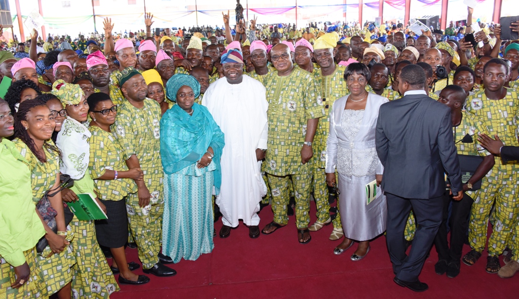 Lagos State Governor, Mr. Akinwunmi Ambode (middle), flanked by Deputy Governor, Dr. (Mrs.) Oluranti Adebule (left) and Commissioner for Wealth Creation & Employment, Dr. Babatunde Durosinmi-Etti (right) in a group photograph with members of the Lagos State Council of Tradesmen & Artisans (LASCOTA) during the 7th Tradesmen and Artisans’ Week & Graduation Ceremony for Re-trained Artisans and Traders, at De Blue Roof, Agidingbi, Ikeja, on Tuesday, November 29, 2016. 