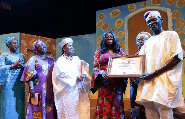Wife of Lagos State Governor, Mrs. Bolanle Ambode (3rd right), receiving an award for her contributions to Arts and Culture in the state from the Creative Director, Royal Star Entertainment Production, Mr. Femi Tade (right) during the presentation of a stage play, titled; “The Travails of Erelu Kuti, the Queen Mother”, in honour of Mrs. Ambode at the Muson Centre, Onikan, Lagos, on Sunday, 21st May, 2017. With her them are Princess Bolanle Kazeem (2nd right); Erelu Abiola Dosumu (3rd left); Special Adviser to the Governor on Tourism, Arts & Culture, Mrs. Adebimpe Akinsola (2nd left) and Hon. Jumoke Okoya-Thomas (left).