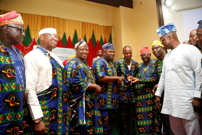 Lagos State Governor, Mr. Akinwunmi Ambode (2nd left); presents a key of a brand new bus to the Chairman of the Best CDA - Covenant Estate CDA Phase1 Agbede Omolaye in Ikorodu, Mr. Emmanuel Olusola Oshinaike (3rd left) and other Executives of the CDA during Y2017 Community Day Grand Finale with the theme Community Affinity: Aligning Lagos Communities with Private Sector at the Adeyemi Bero Auditorium, Alausa, Ikeja, on Thursday, December 7, 2017. With them are Special Adviser to the Governor on Communities and Communications, Mr. Kehinde Bamigbetan (left) and Chairman, Ikorodu North Local Government, Hon. Adeola Adebisi Banjo (right).
